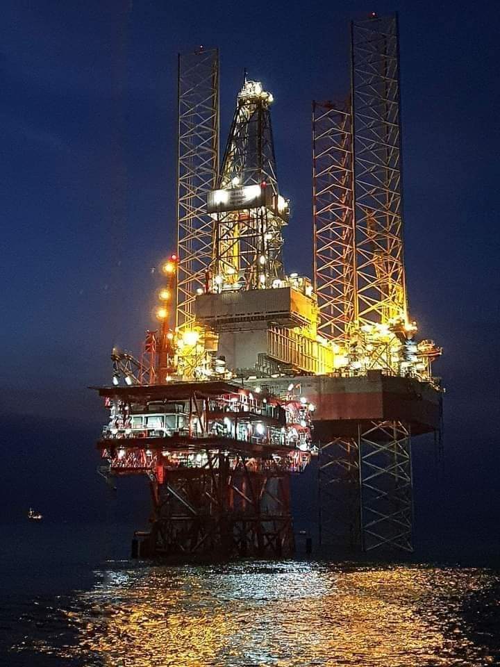Se desploma grúa en plataforma de Pemex; muere petrolero