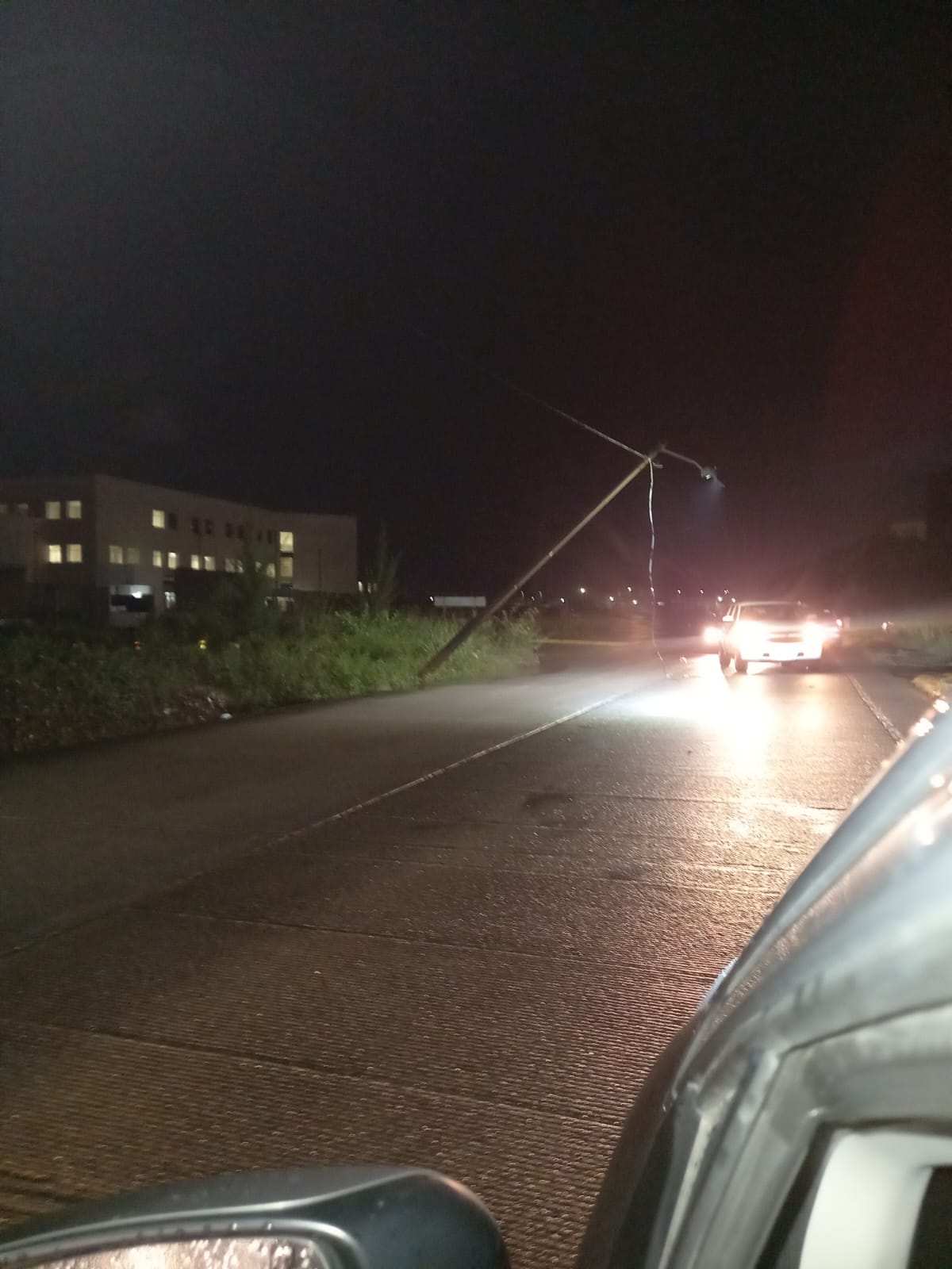 ¡Peligro…! poste de energíaeléctrica a punto de caer