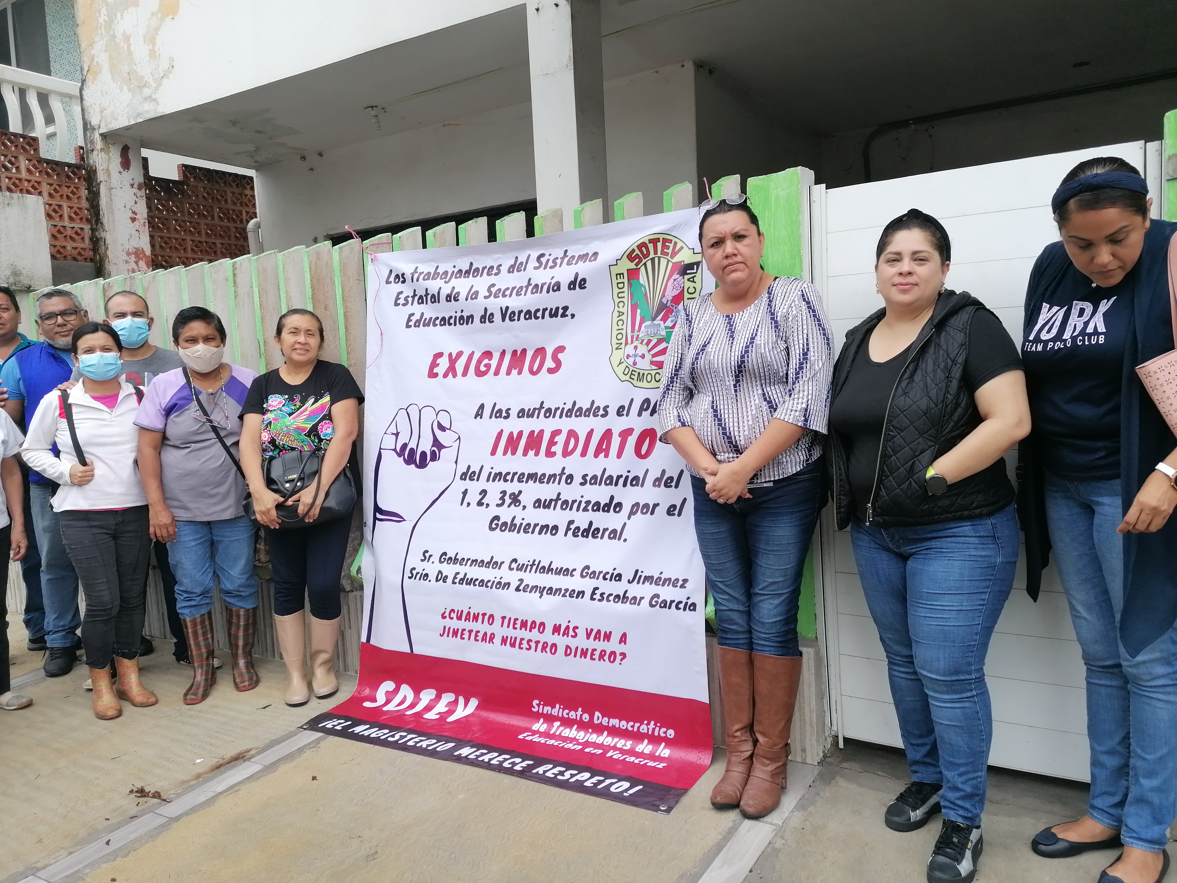 Maestros toman seis supervisiones; exigen incremento salarial