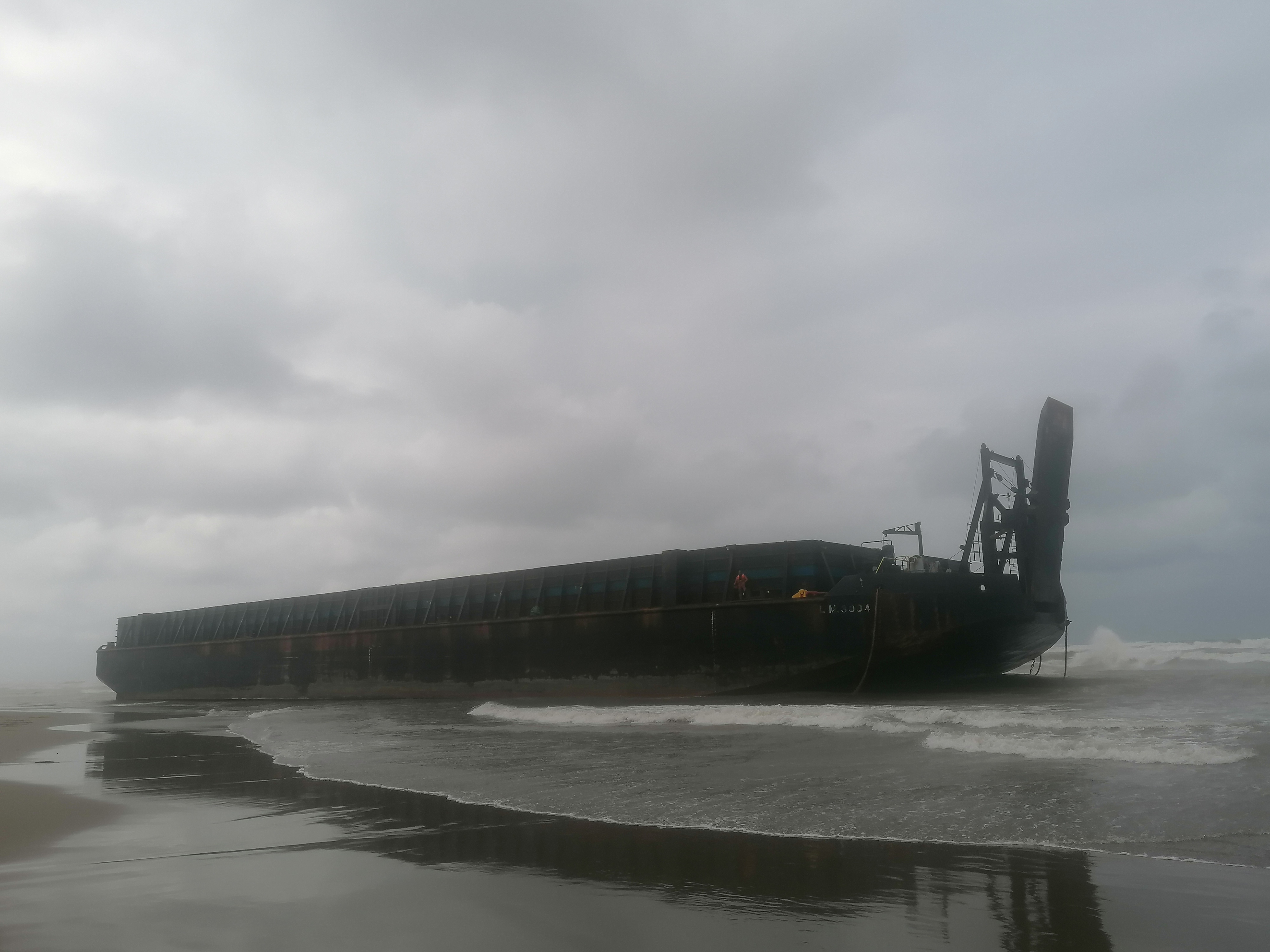 “Chalán” encalla en playas de Coatzacoalcos