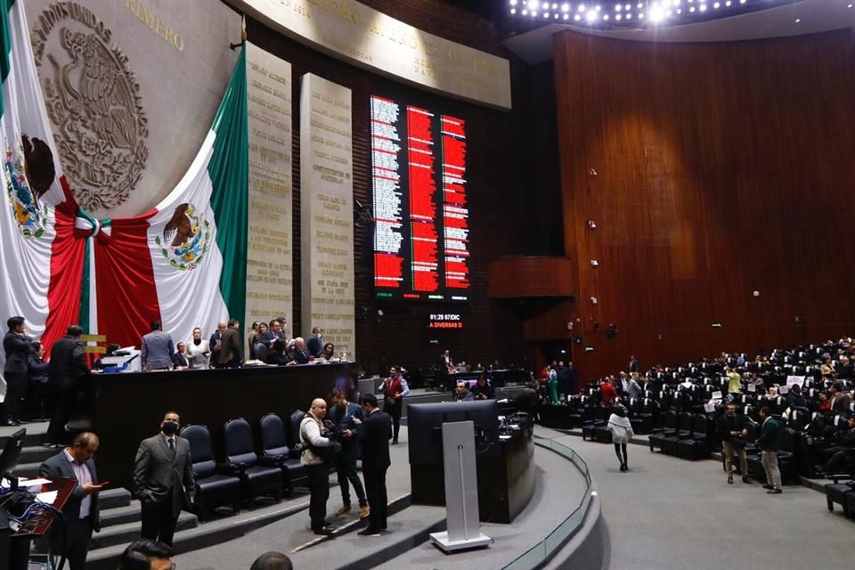 Impone Morena poda en el INE