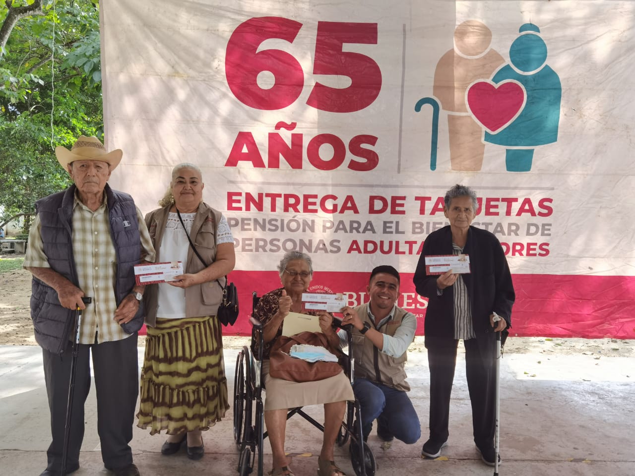 Entrega el Gobierno de México tarjetas del Banco del Bienestar: Atzin Calderón