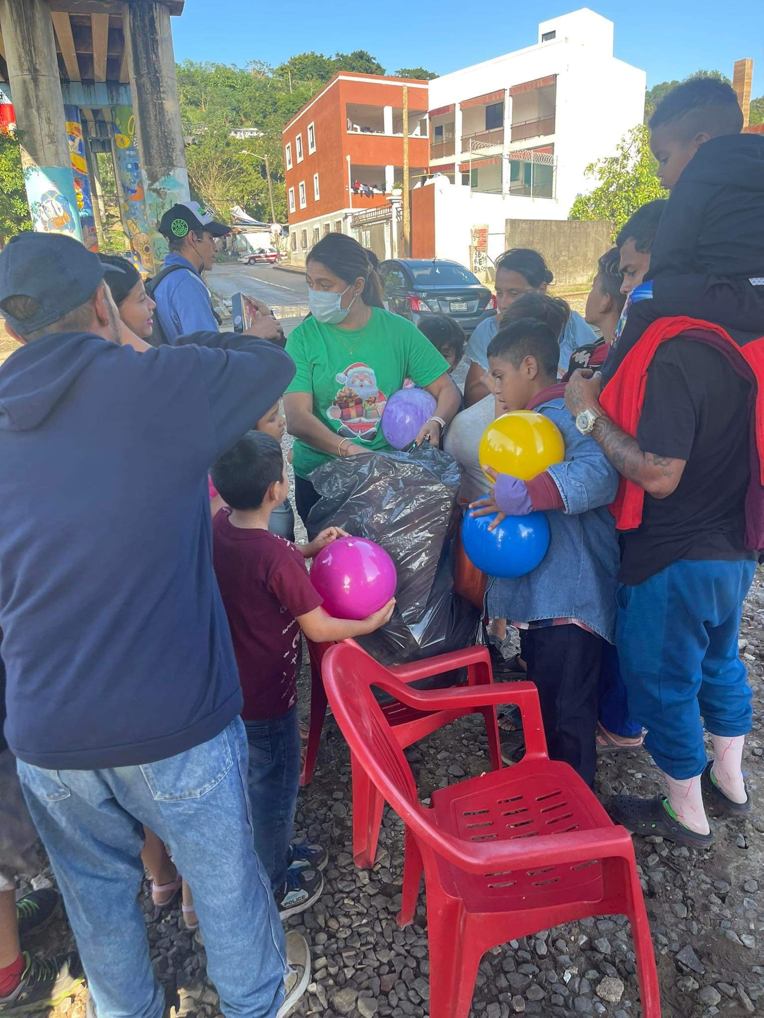 Consienten Ayudantes de Santa a niños del hospital Regional y a pequeños migrantes