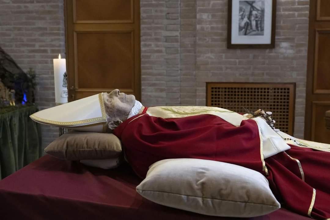 Papa emérito Benedicto XVI es velado en el monasterio del Vaticano