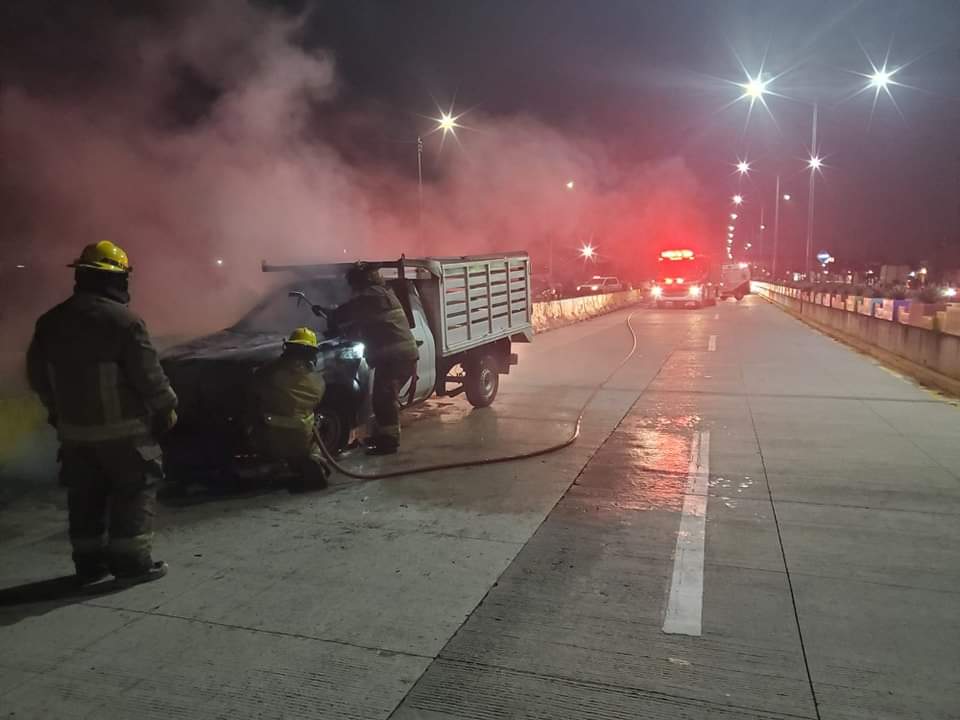 Camioneta quedó envuelta en llamas