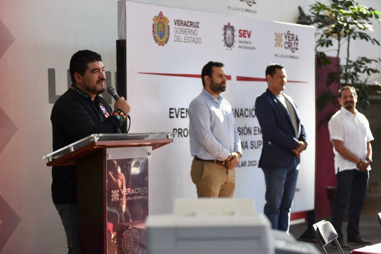 Zenyazen Escobar entrega más plazas para abatir ausencia de maestros