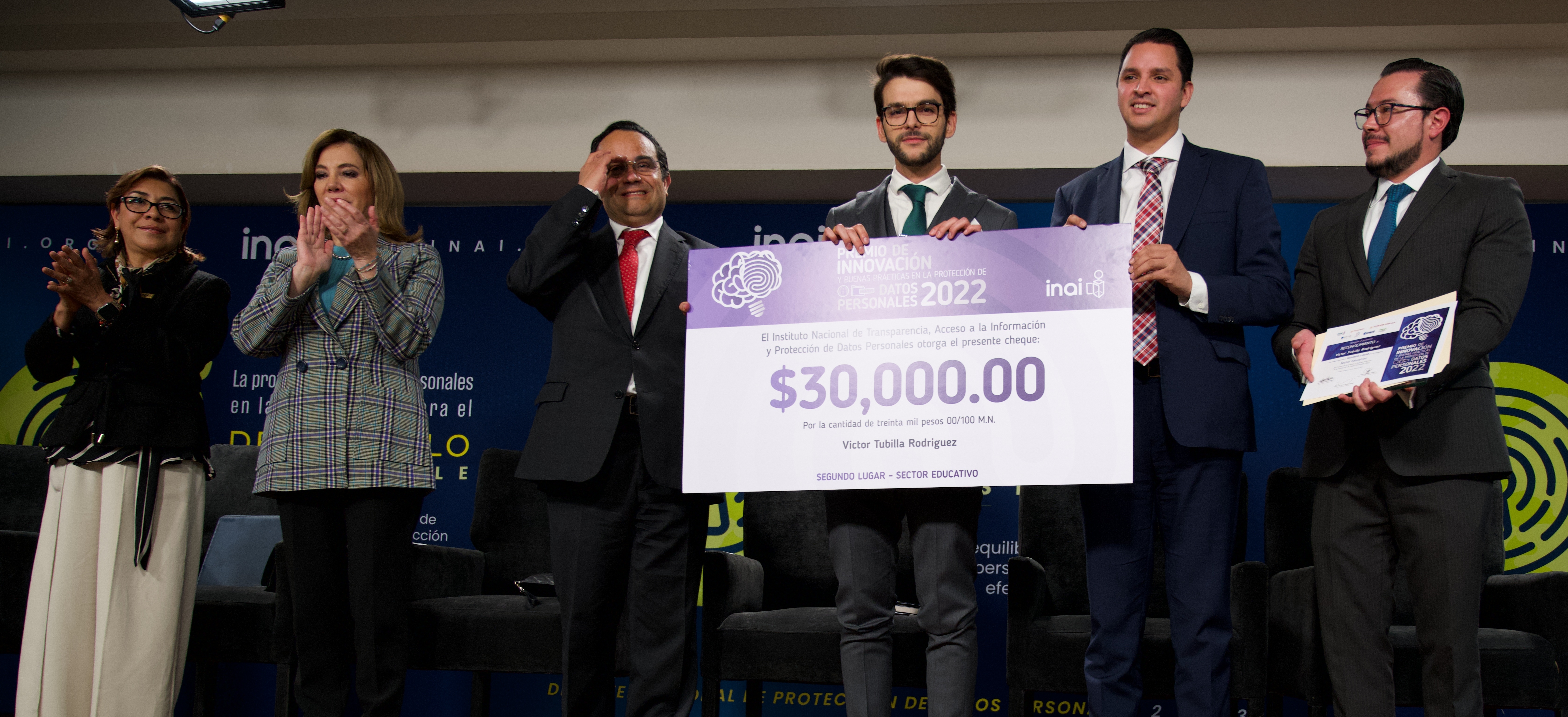 Víctor Tubilla recibe Premio de Innovación y Buenas Prácticas