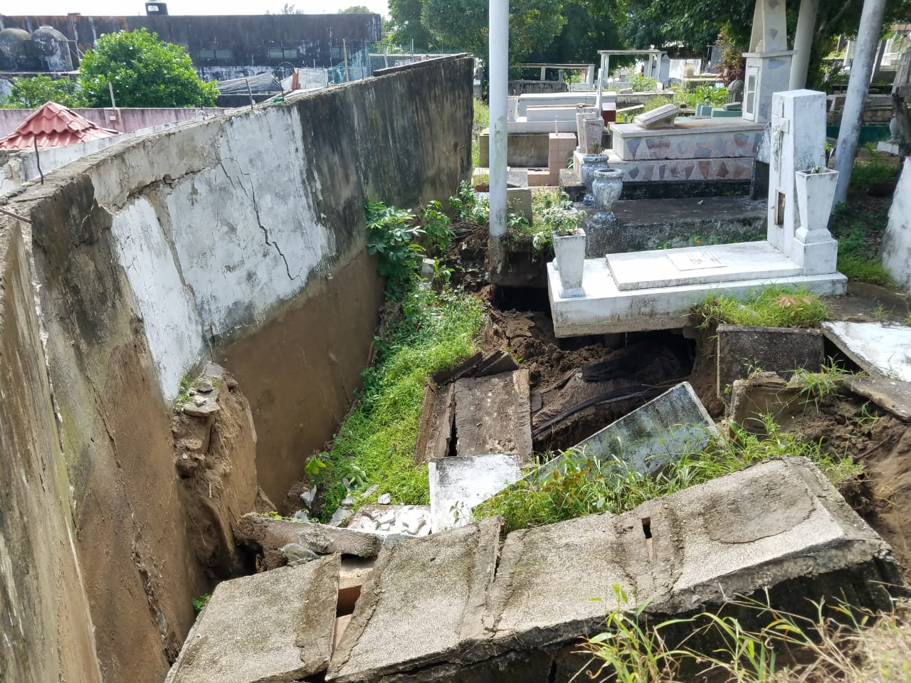 A punto de derrumbarse varias tumbas del panteón Antiguo en Coatzacoalcos
