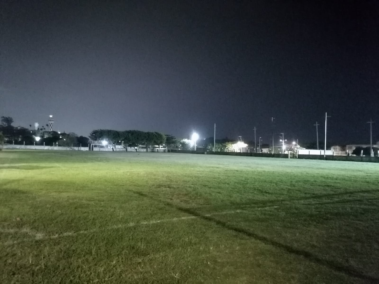 Buscan iluminar el campo deportivo “El Faro” en Villa Allende