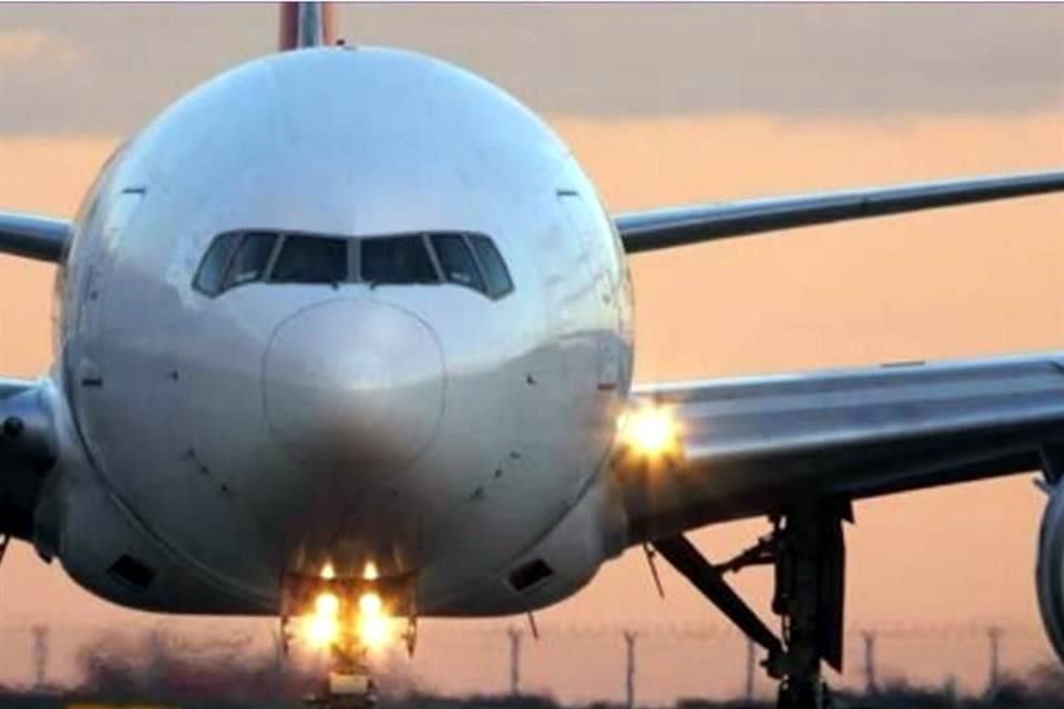 Sacan por decreto carga aérea del AICM