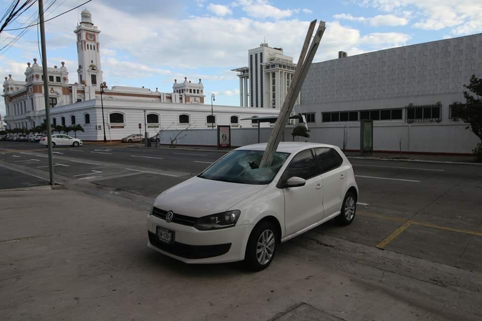 Norte desprende ventanales de la Torre Centro en Veracruz