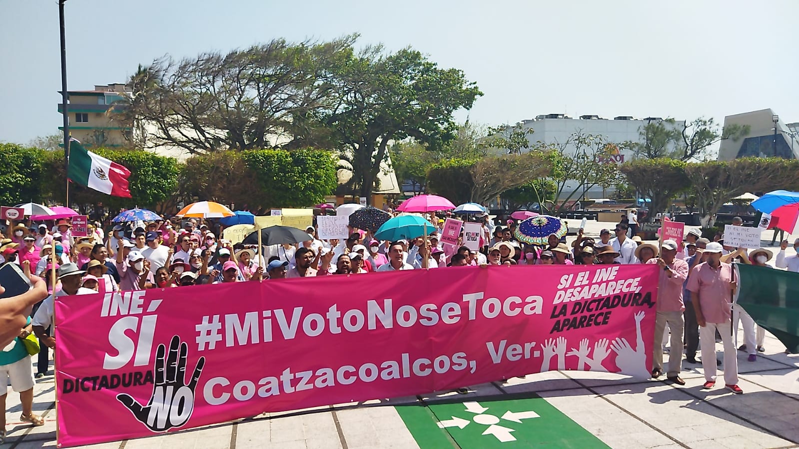 En Coatzacoalcos, ciudadanos marchan a favor del INE, llegan al parque Independencia