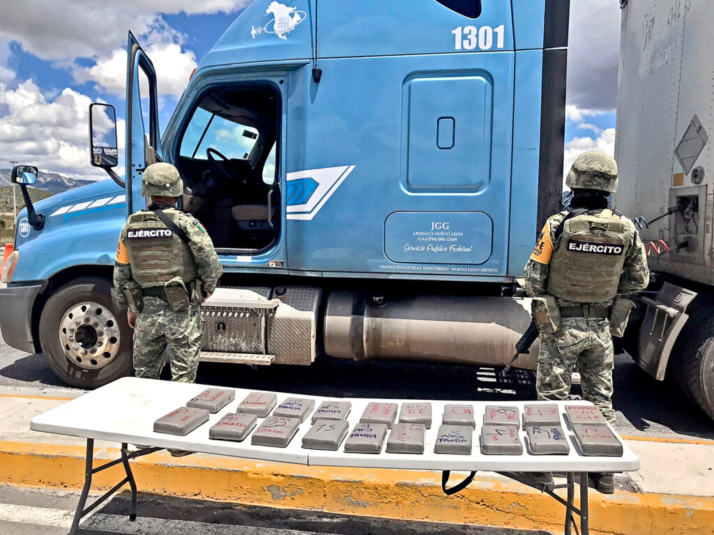 Llenan al Ejército de tareas y dinero