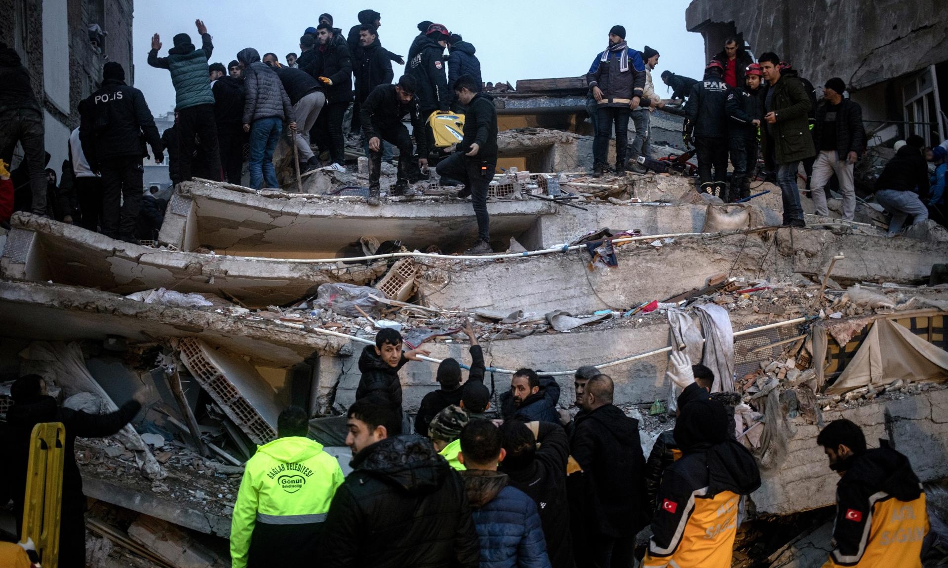 Más  de mil 700 muertos por terremoto en Turquía