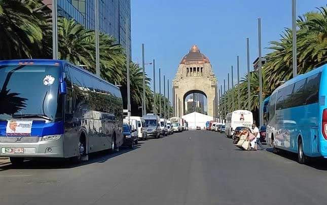 Arriban camiones para mitin en el Zócalo