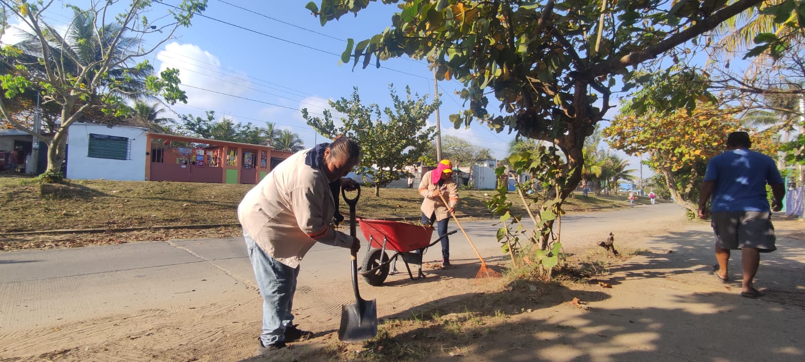 Con palas, escobas y rastrillos celebran el Día Internacional de la Mujer