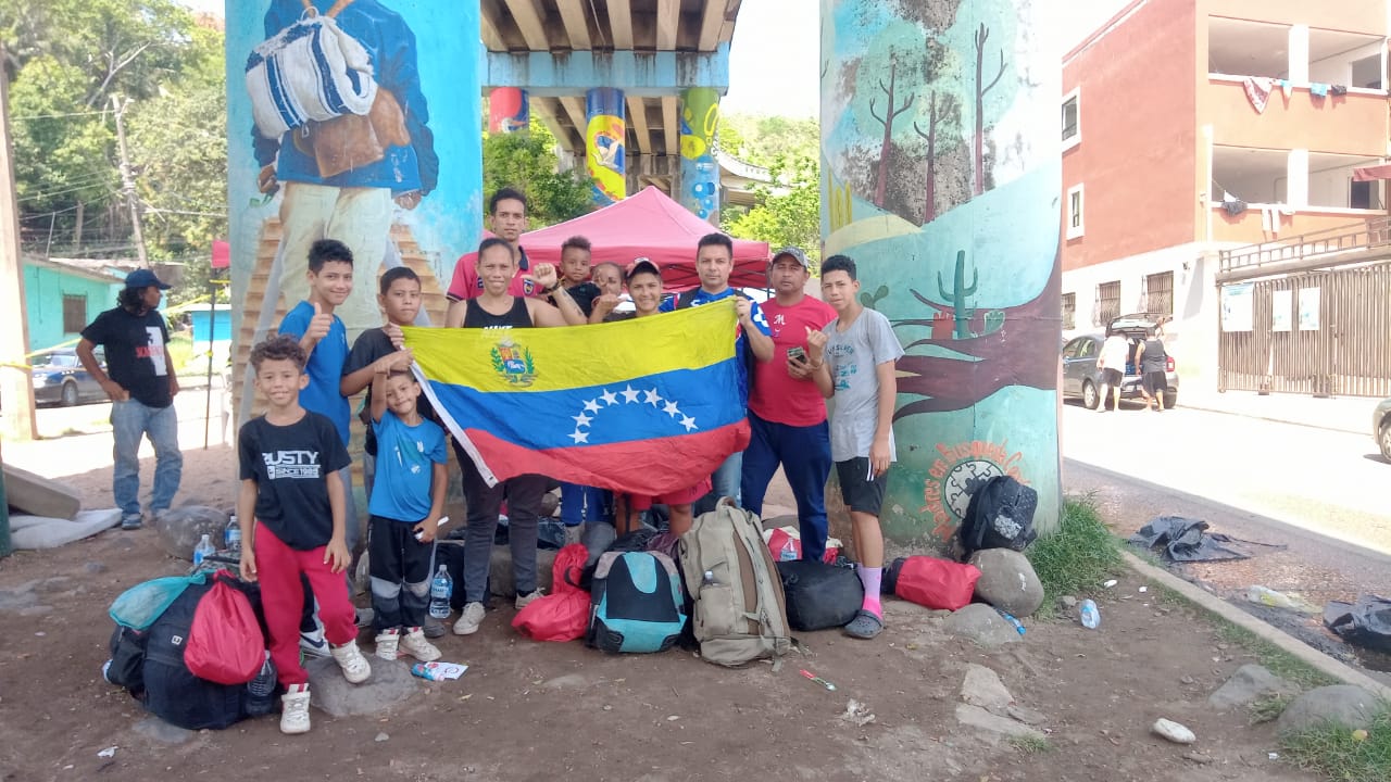 Llegan venezolanos a Coatza, piden al Gobierno dejarlos transitar libremente