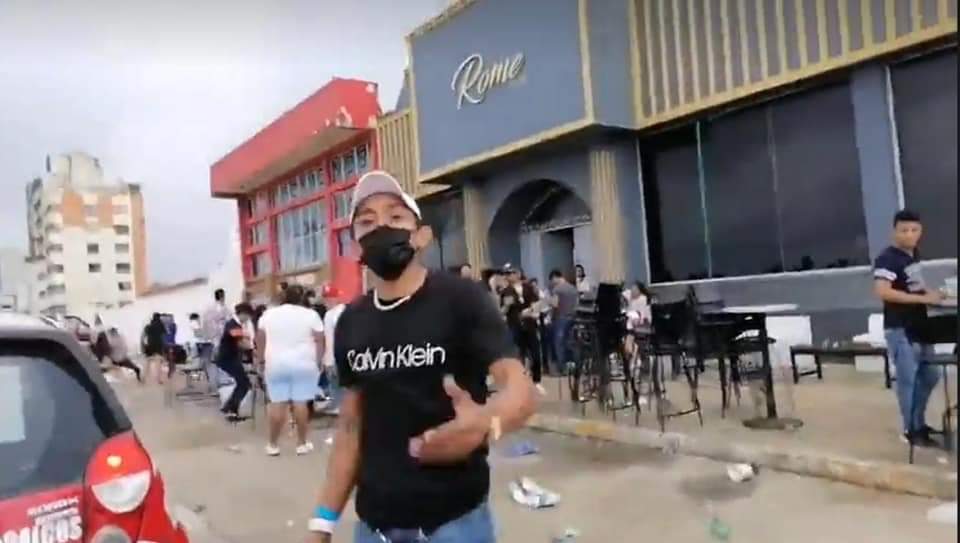 Agreden a reportero de Coatzacoalcos luego de realizar transmisión en vivo en antro abierto a las 8 y media de la mañana en el malecón