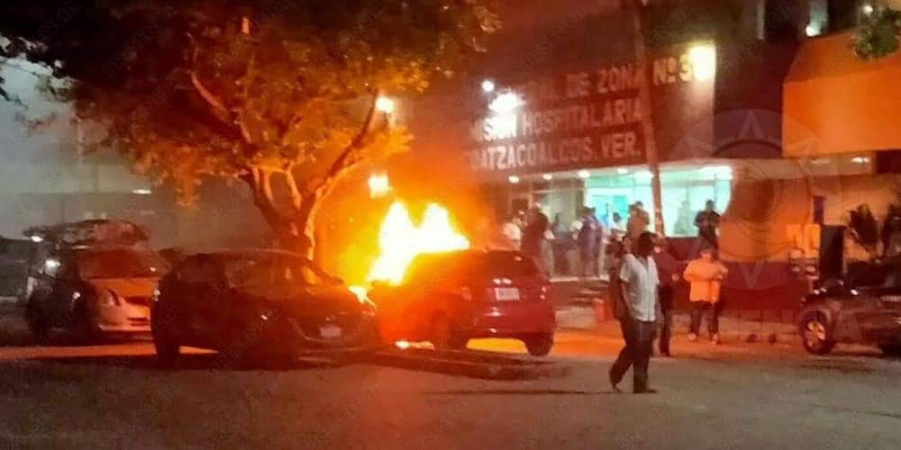Incendian auto con bombas molotov frente a Hospital del IMSS, en Coatzacoalcos