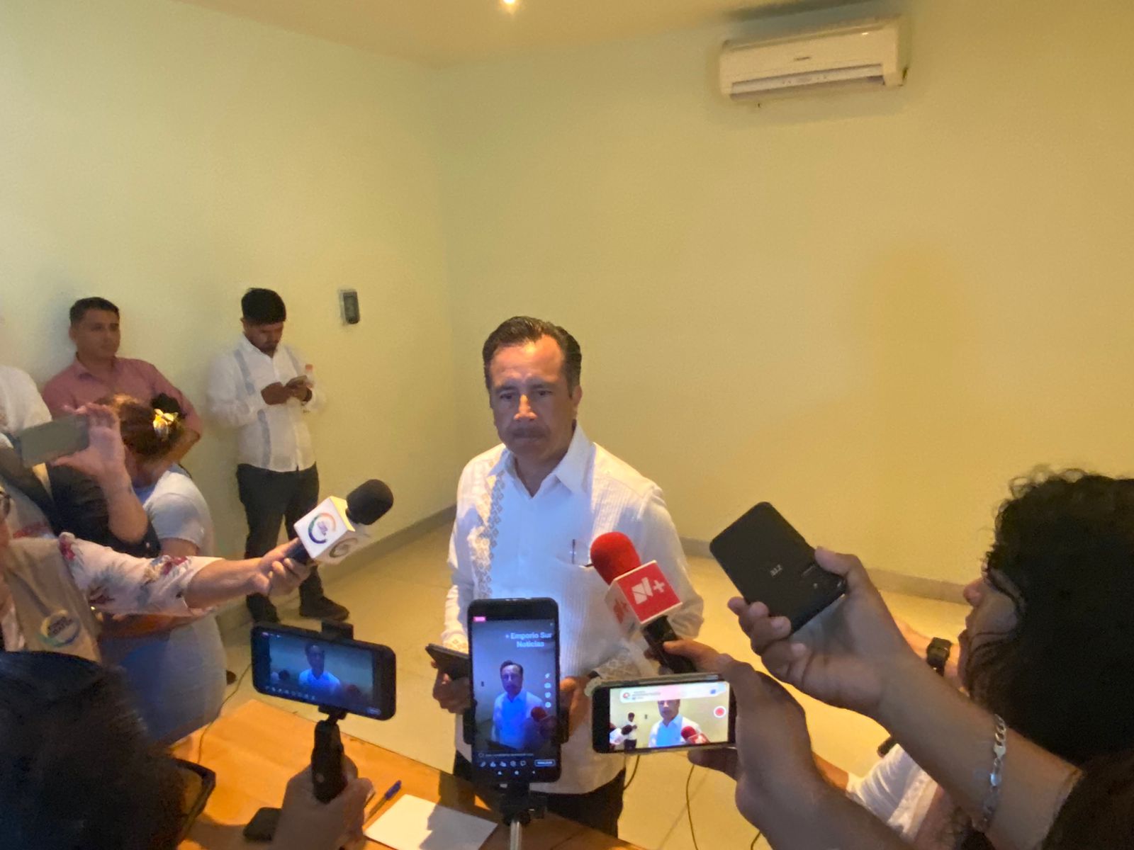 Analiza Cuitláhuac crear unidad antiextorsión en Coatzacoalcos