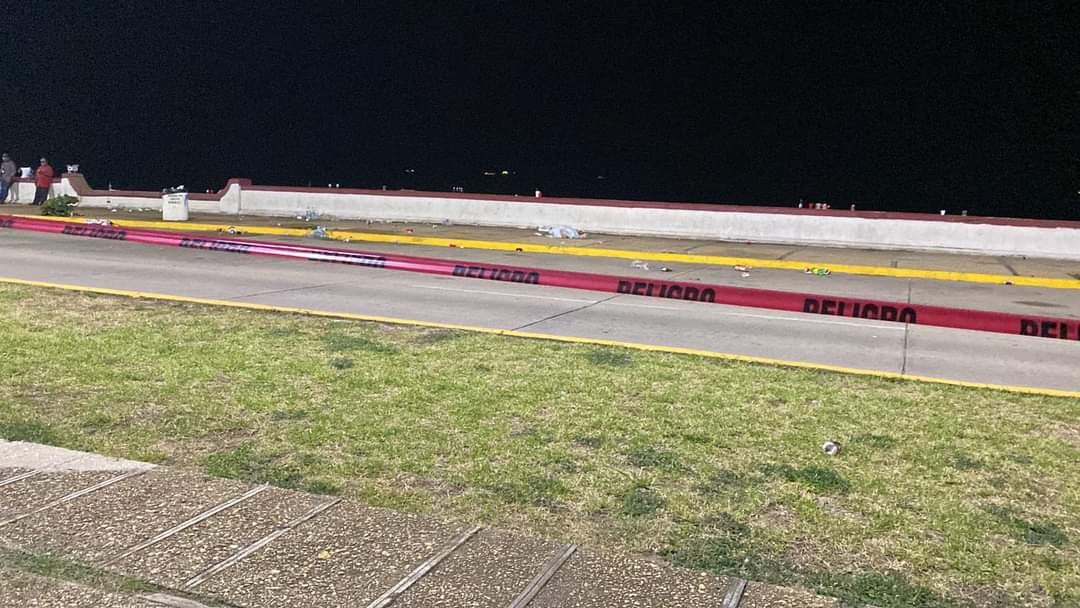 Joven convulsiona y muere en el malecón de Coatzacoalcos