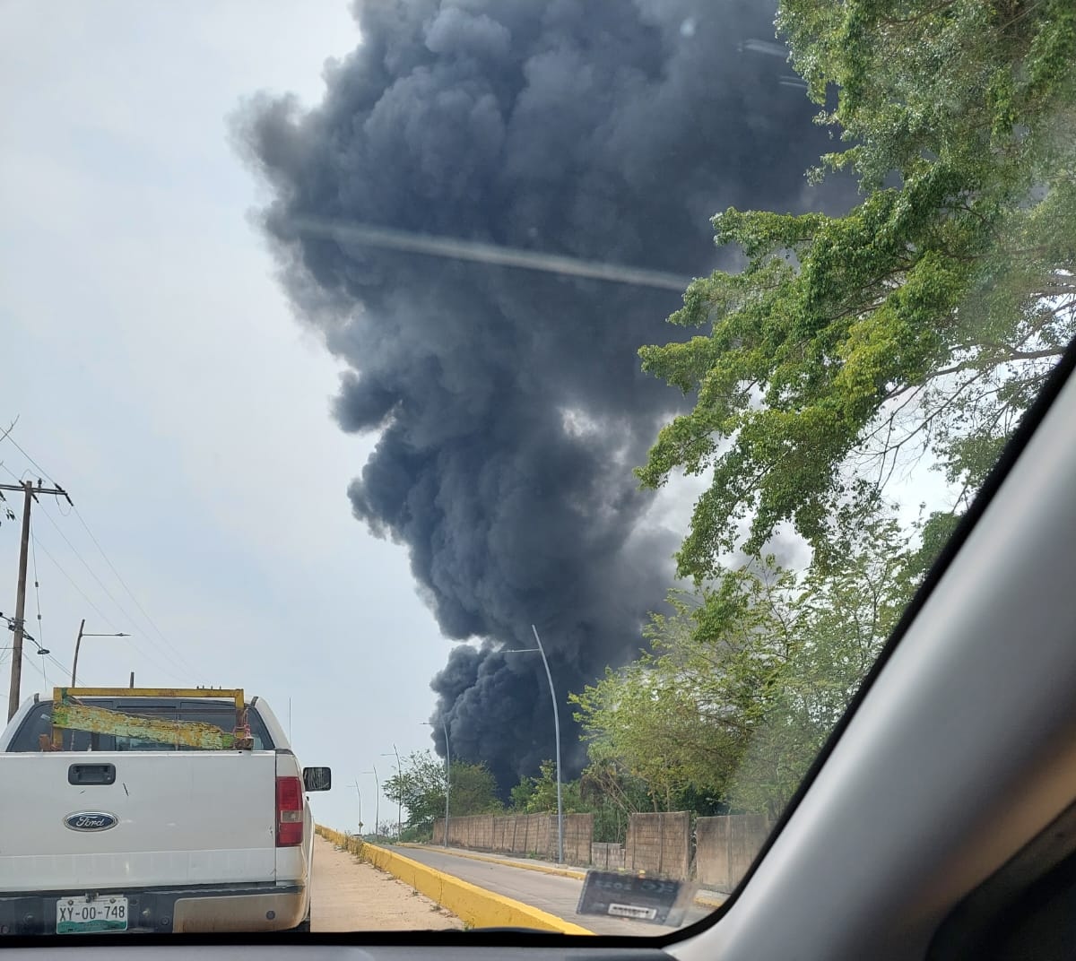 Fuente incendio en llantera de Minatitlán
