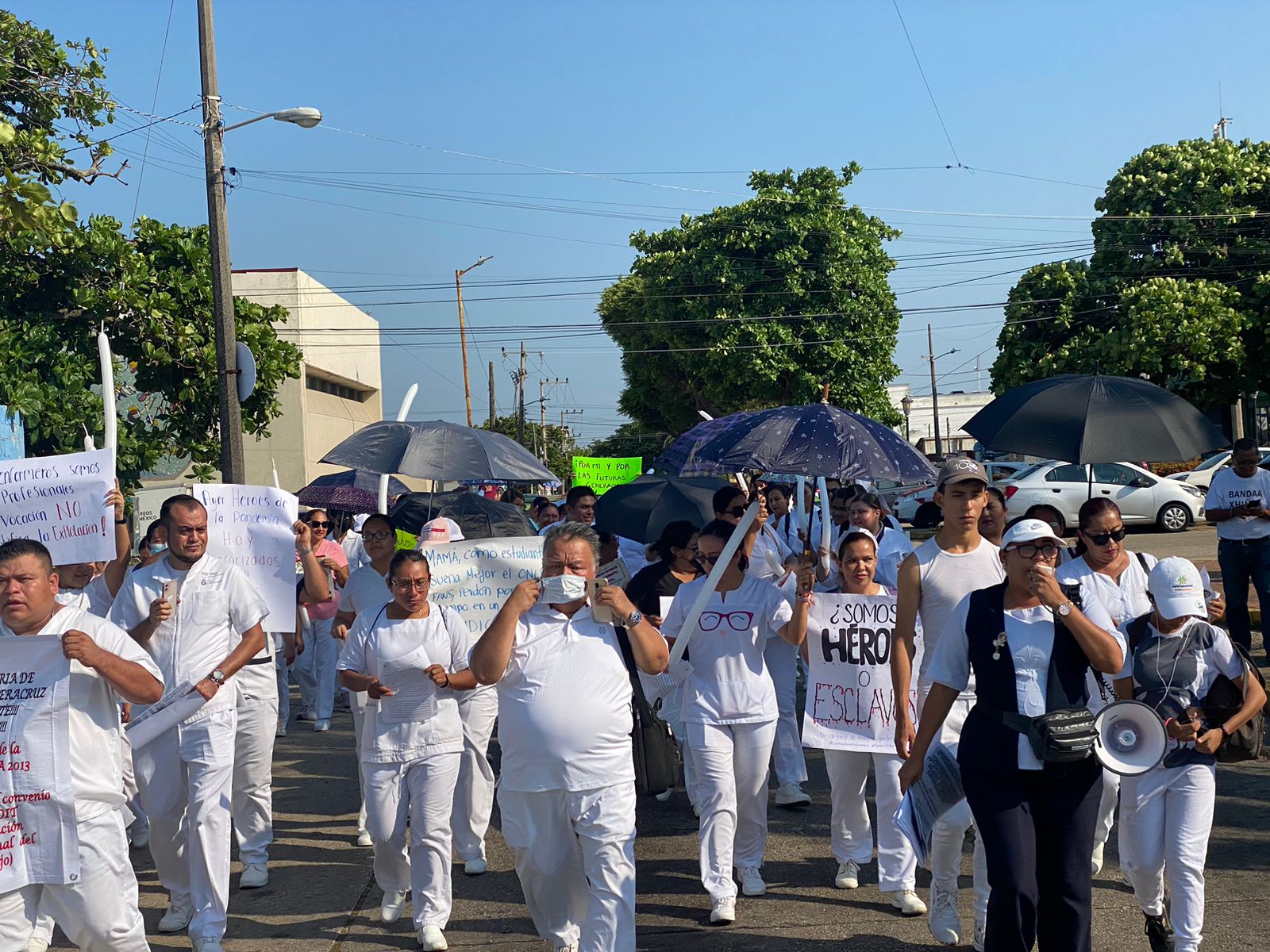 Marchan enfermeras y médicos, exigen mejor salario y reconocimiento académico