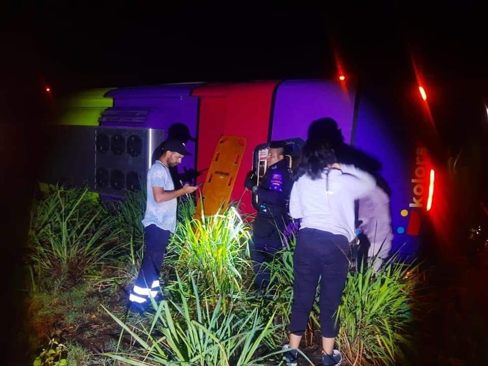 Vuelca autobús de Kolors; 15 lesionados de Coatzacoalcos