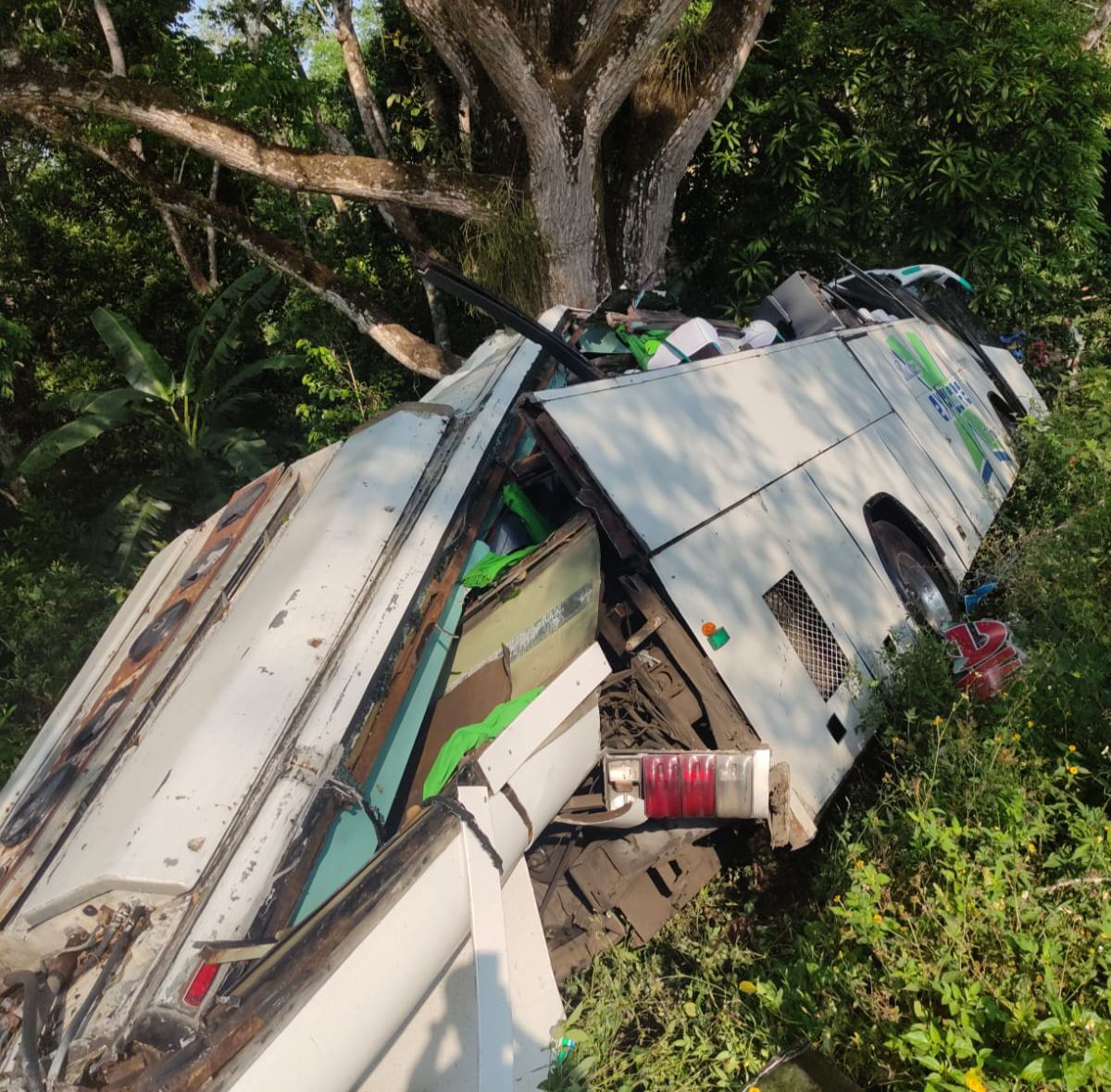 Vuelca autobús en Catemaco; 16 lesionados