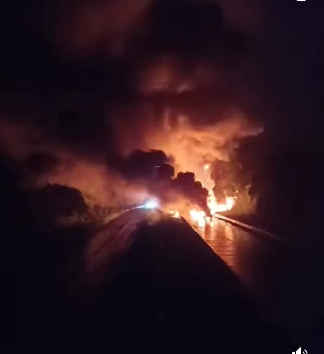 Chocan dos pipas y explotan en carretera del sur de Veracruz