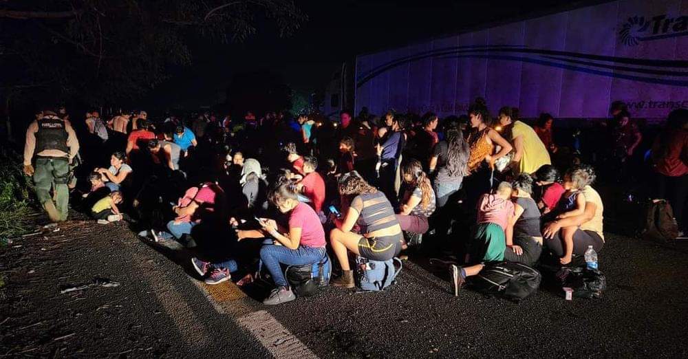 INM asegura a 206 migrantes encerrados en caja de tráiler