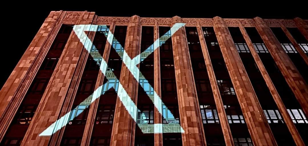 Elon Musk dice adiós al logotipo del pájaro azul de Twitter y lo sustituye por una “X”