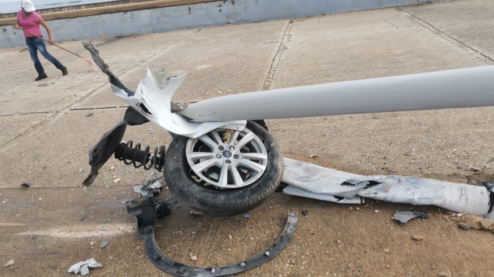 Hace carambola con banqueta y poste en pleno malecón