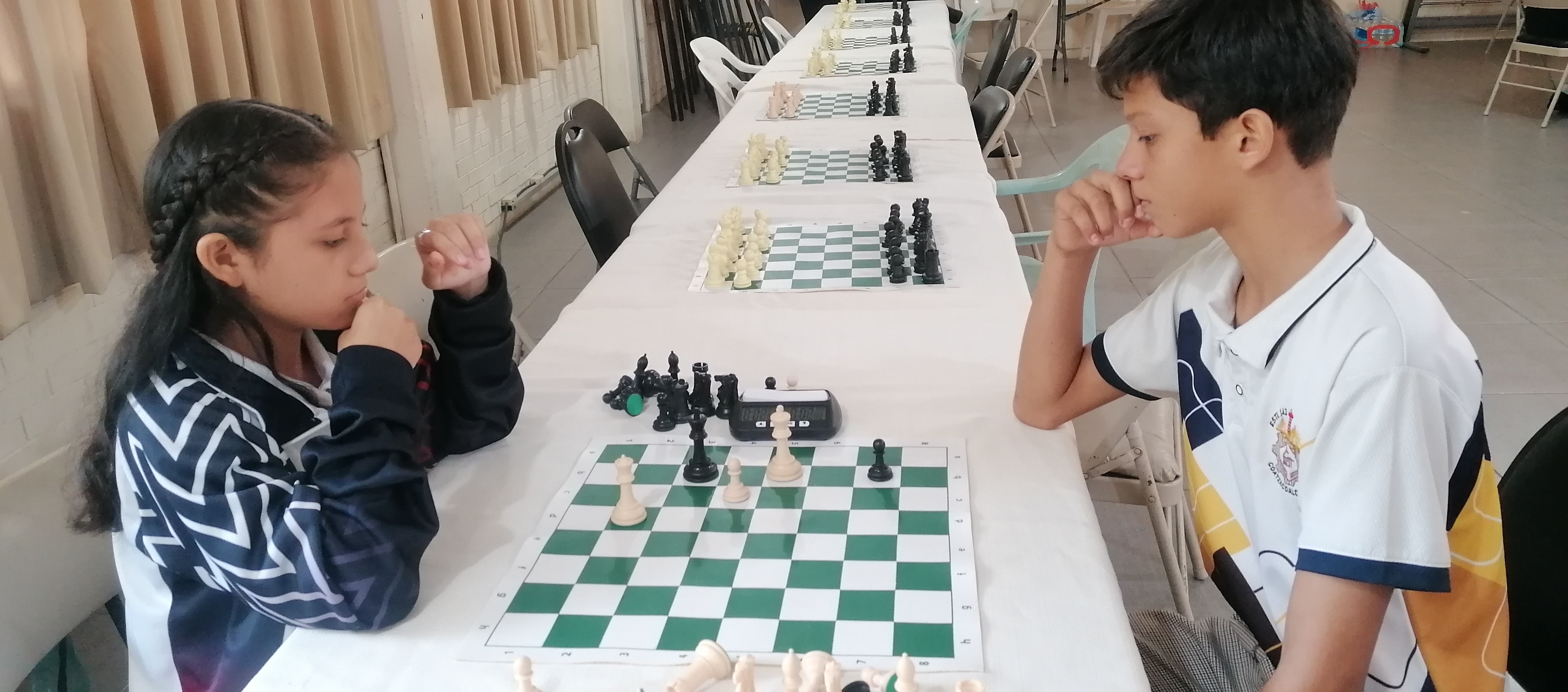 Adolescentes ponen en práctica sus habilidades con torneo de ajedrez