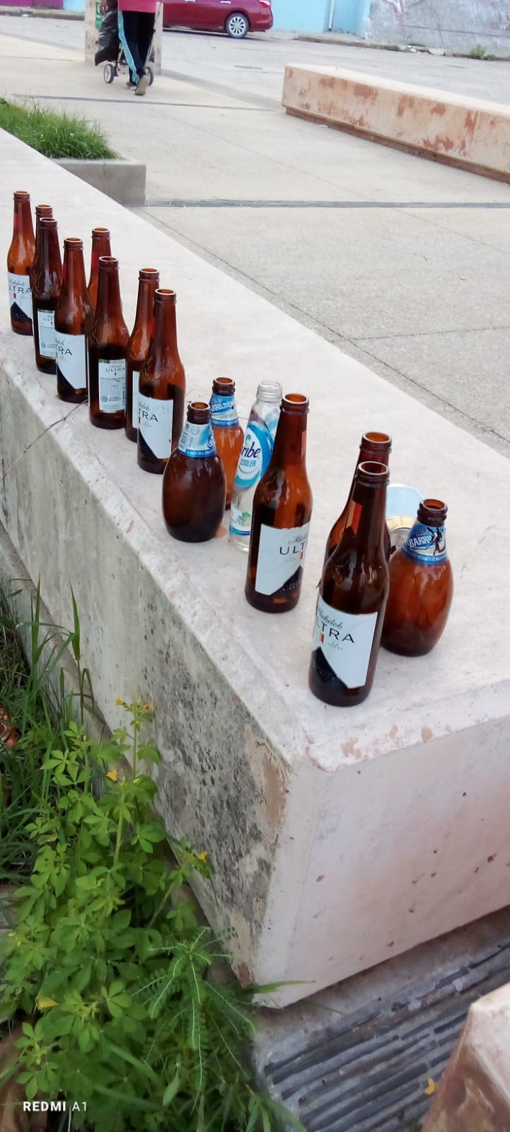 Restauranteros tiran basura en el malecón de Allende