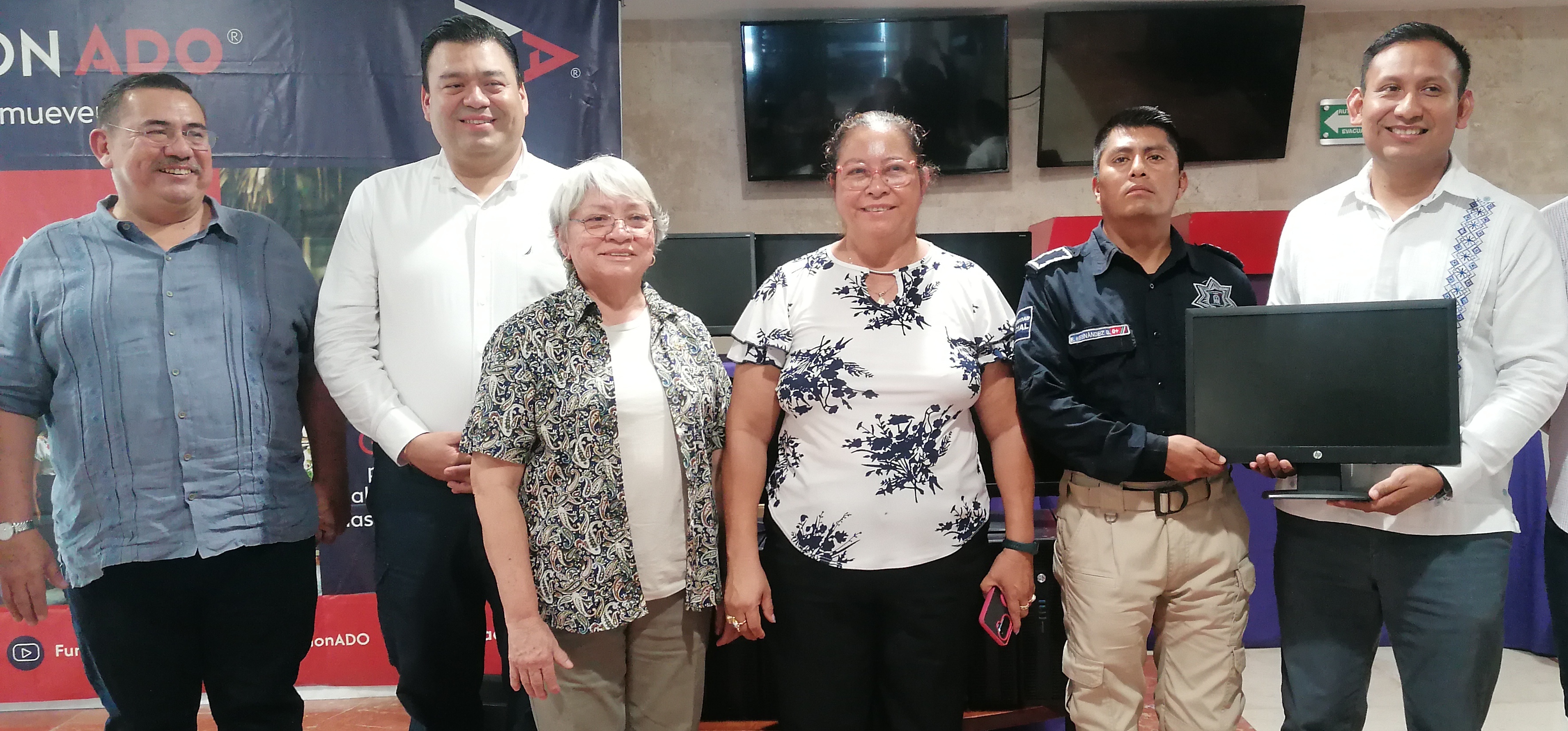 Dona Fundación ADO equipo de cómputo y colchones a la Policía Municipal de Coatzacoalcos