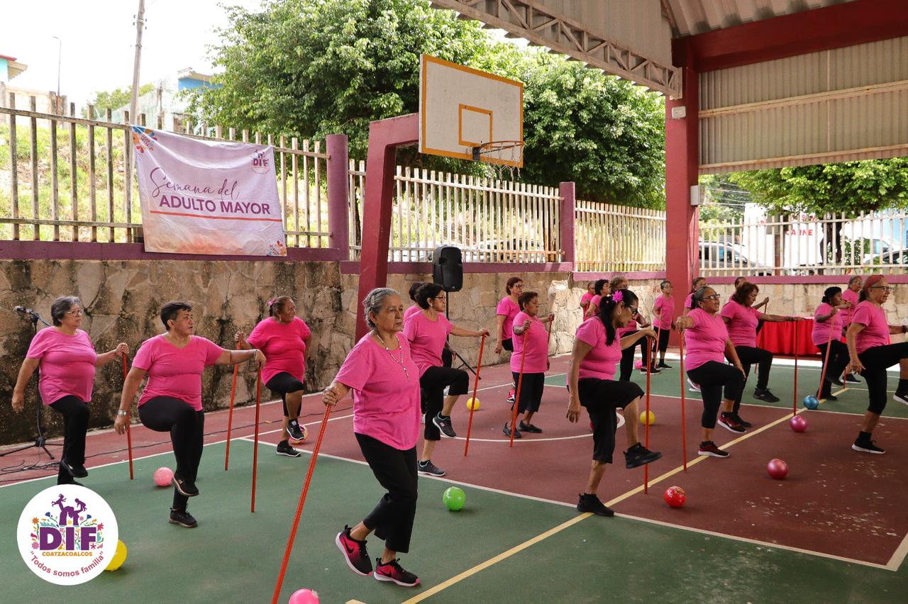DIF Coatzacoalcos celebra la vitalidad de la tercera edad con la exposición de talleres del Centro de Día del Adulto Mayor