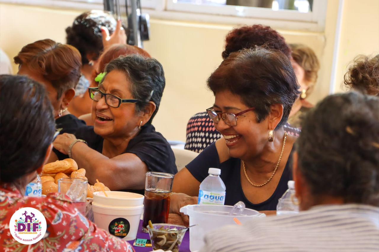 Con emotiva Coronación de los Reyes del CAM, DIF Coatzacoalcos cierra la semana dedicada a los adultos mayores