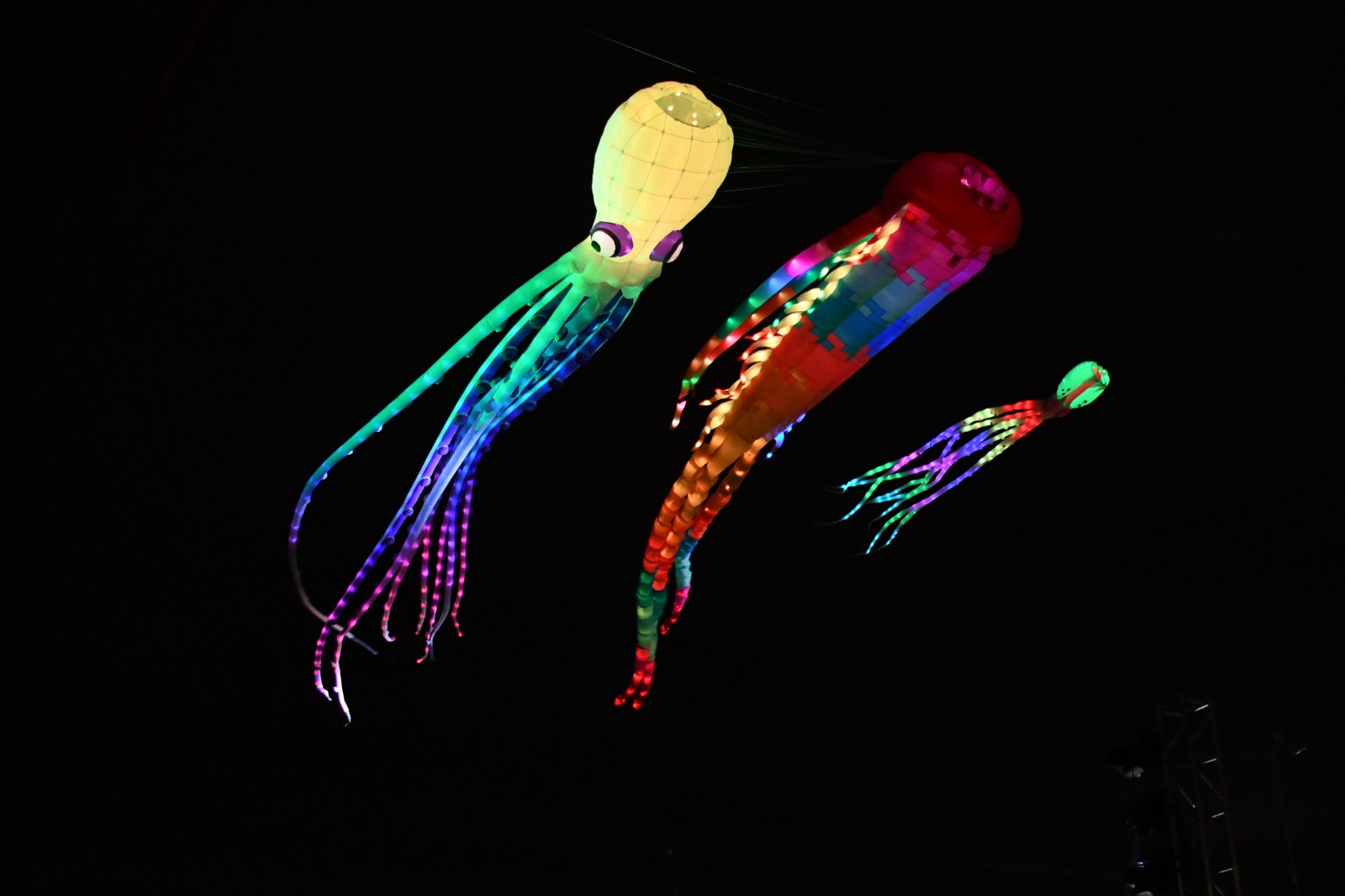 Más de 15 mil personas disfrutaron del espectacular vuelo de papalotes gigantes en Coatzacoalcos