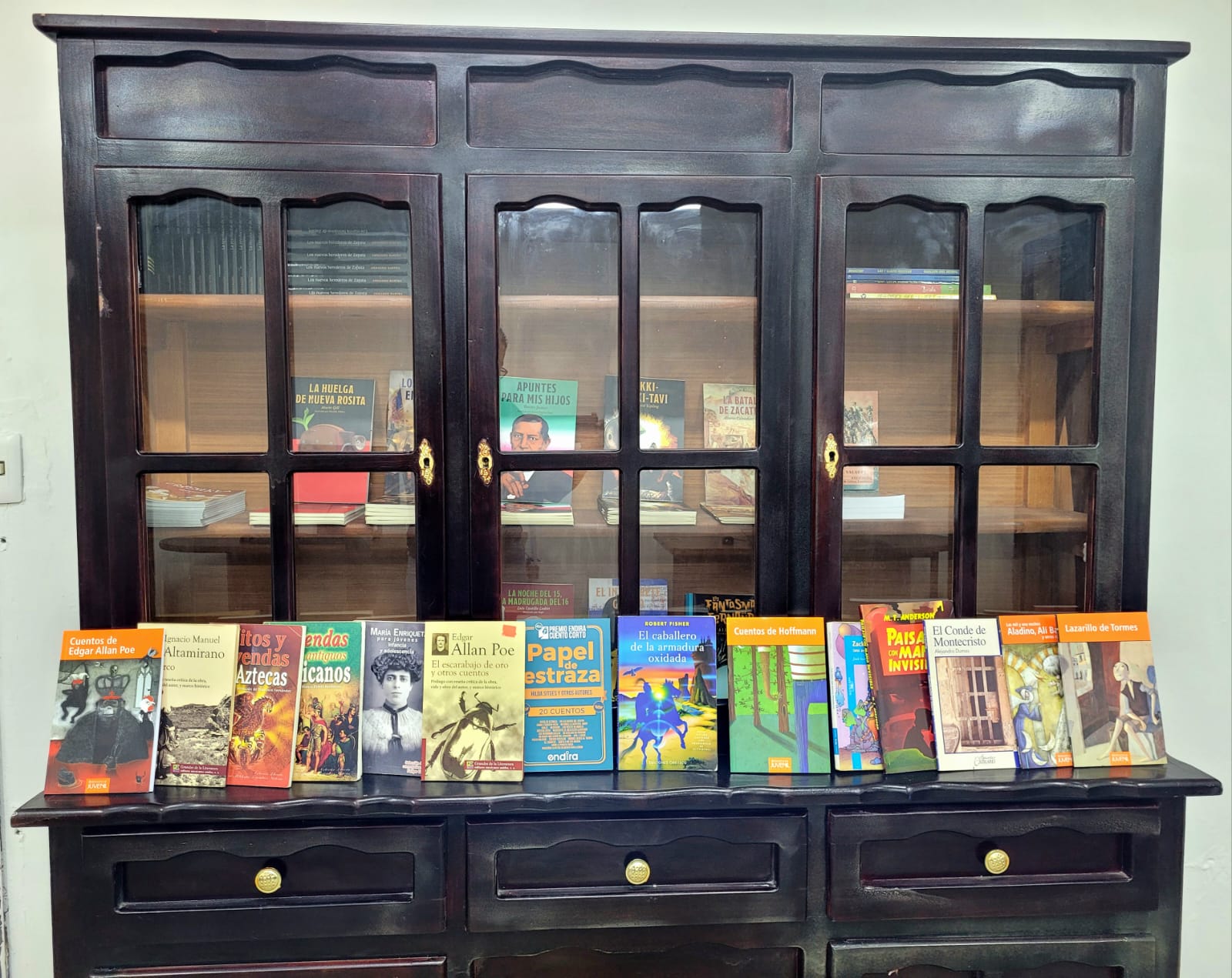 Estrena Policía Municipal biblioteca con más de cien libros