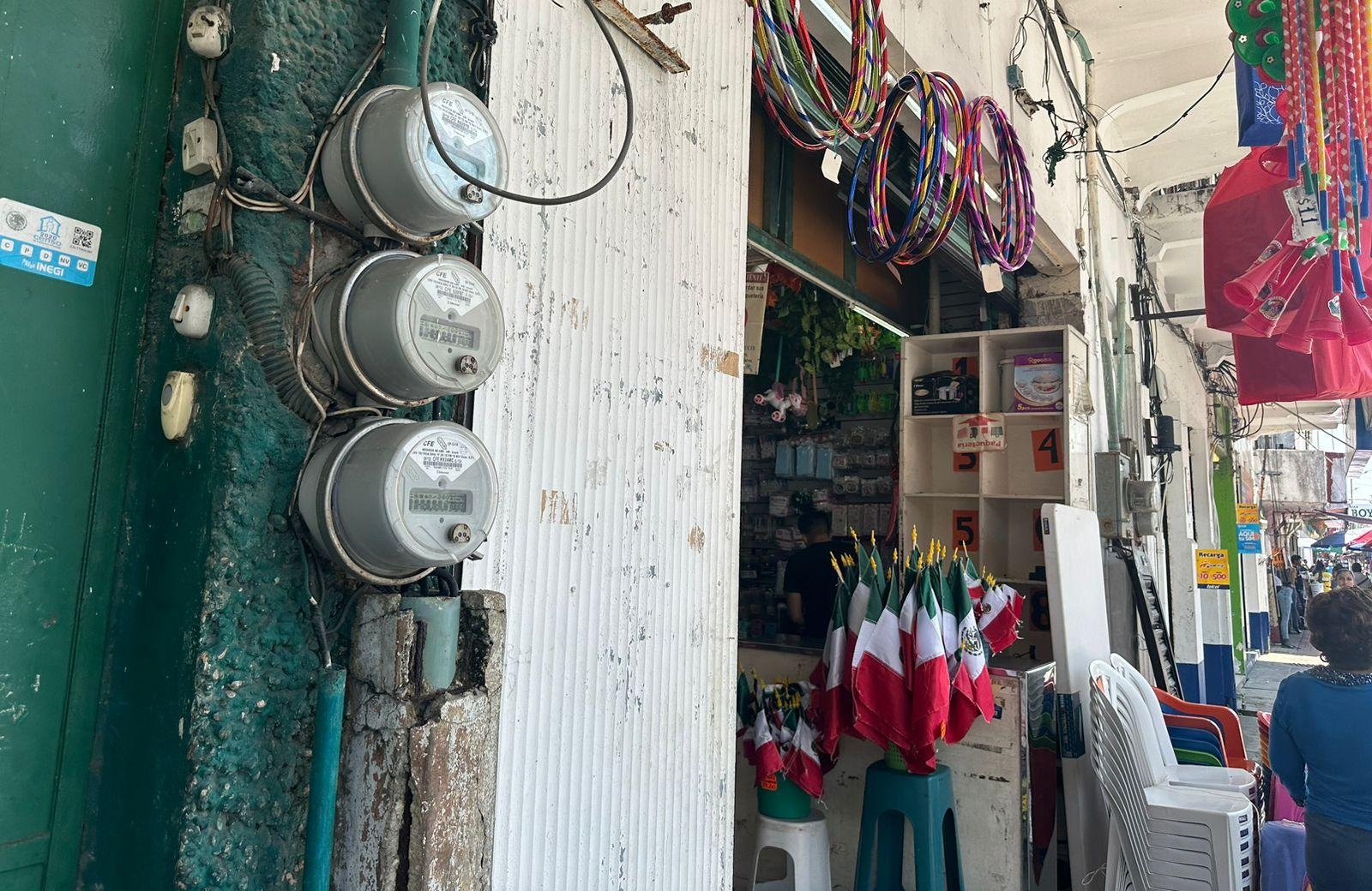 Comerciantes denuncian robo descarado de luz de los ambulantes