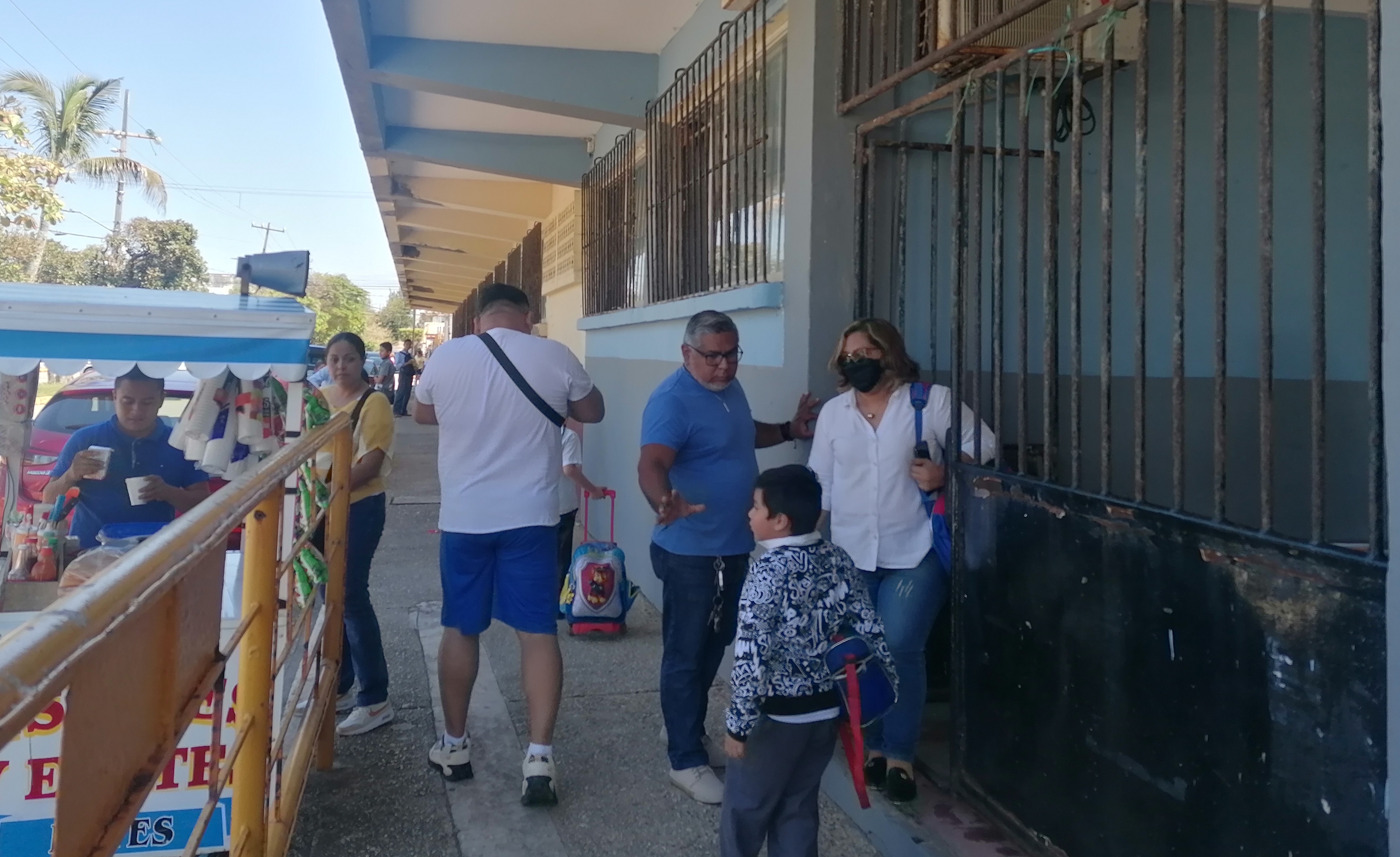 Padres de familia se llevan equipo de cómputo a sus casas para evitar robos