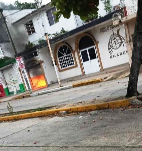 Se incendia auto dentro de un garaje