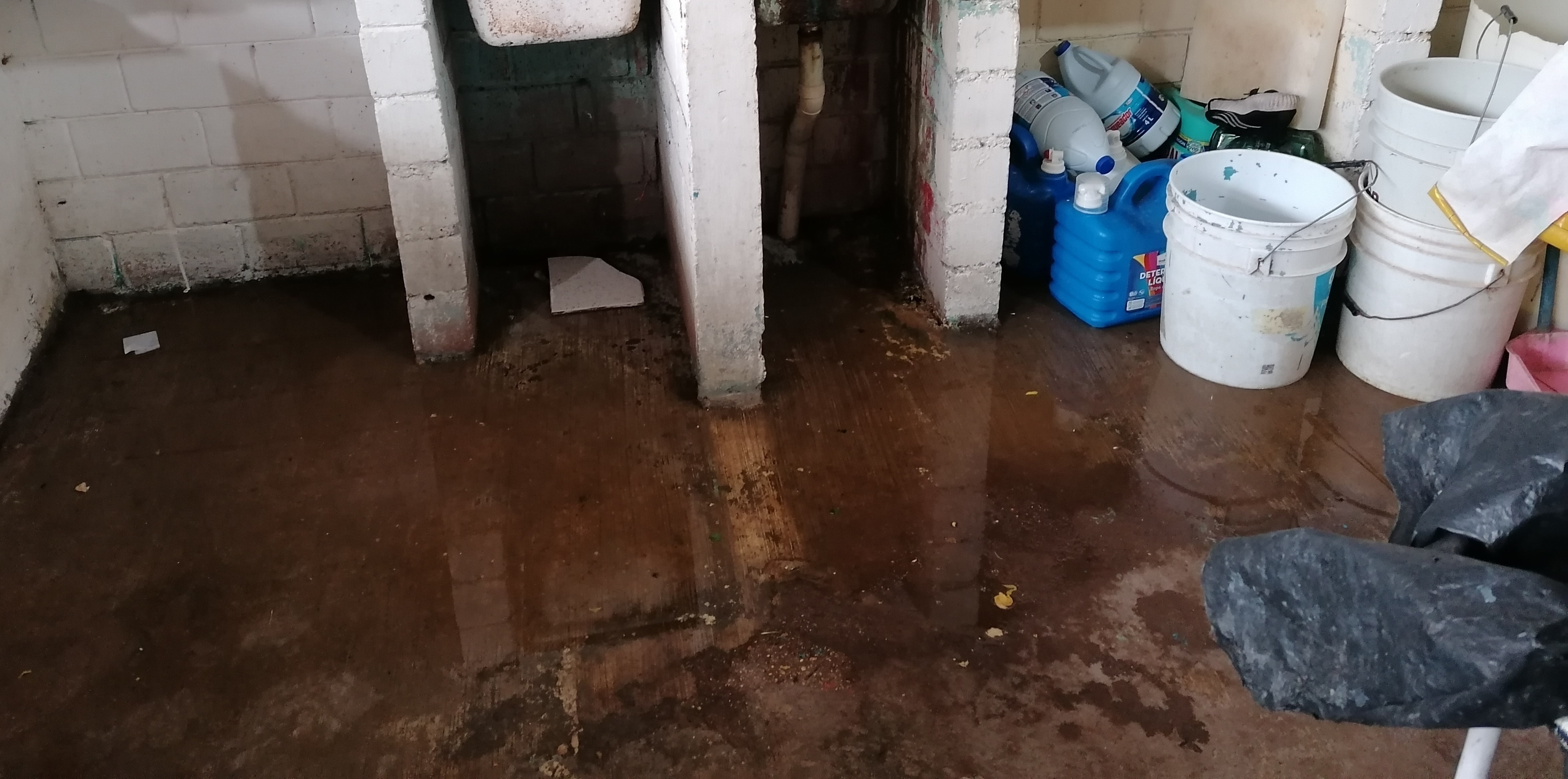 Se “encharcan” pasillos y locales del mercado Puerto México