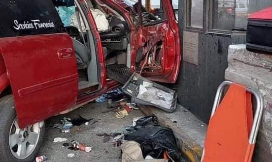 Originarios de villa Allende viajaban en carroza funeraria que se impactó contra caseta de cobro