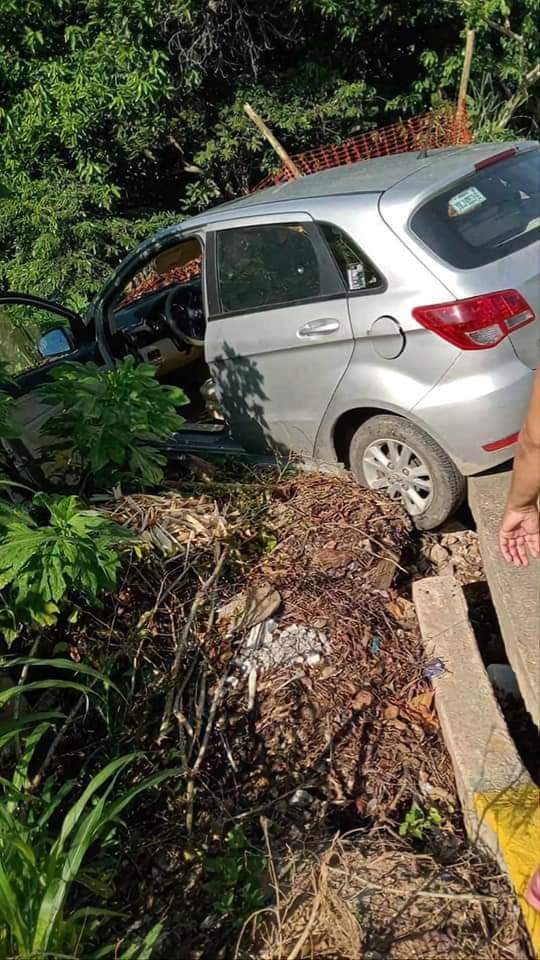 Vehículo estuvo a punto de caer el arroyo en la colonia El Palmar