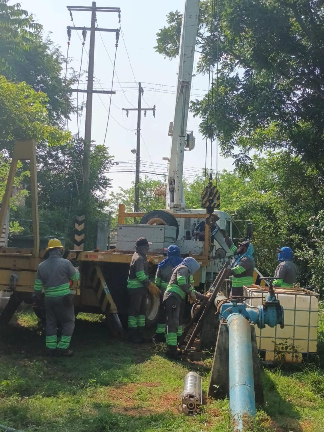 CMAS Coatzacoalcos trabaja en reparación para restablecer el servicio en Lomas de Barrillas y Punta Caracol