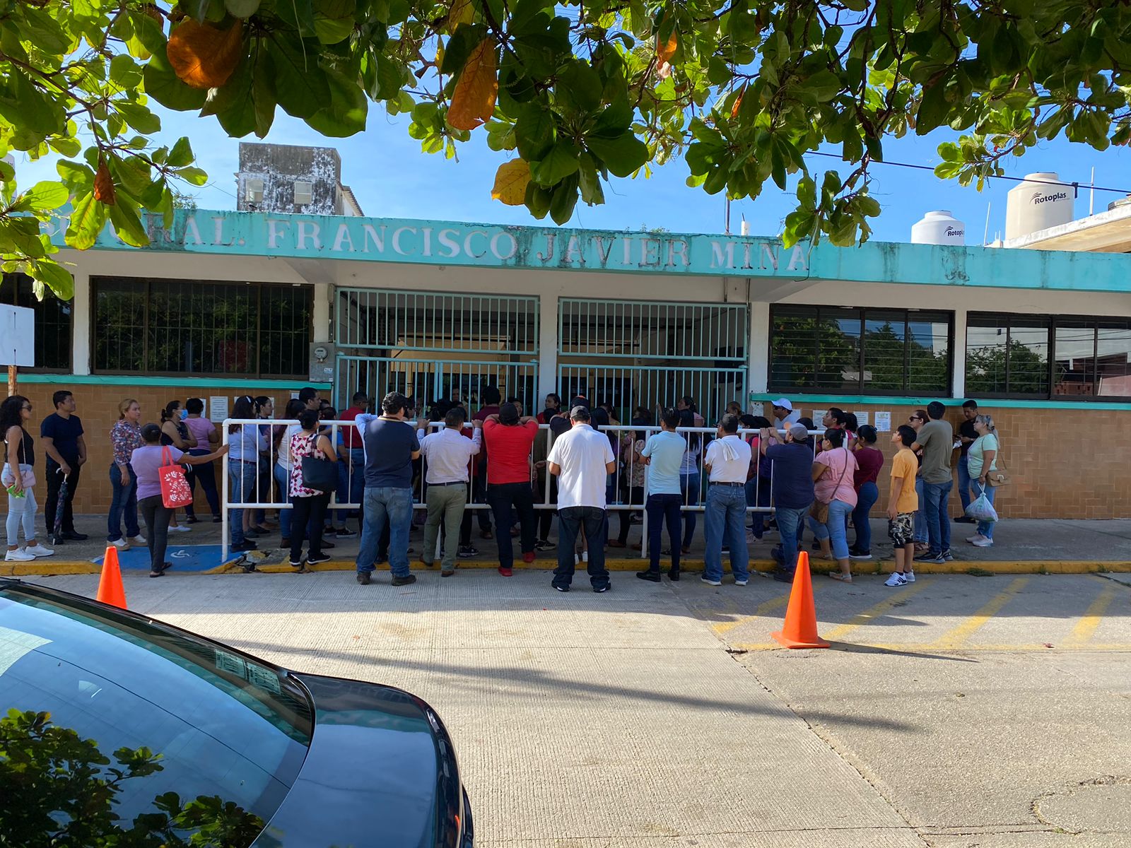 Padres de familia de la escuela “Javier Mina” no quieren a los estudiantes de la “Artículo 123”