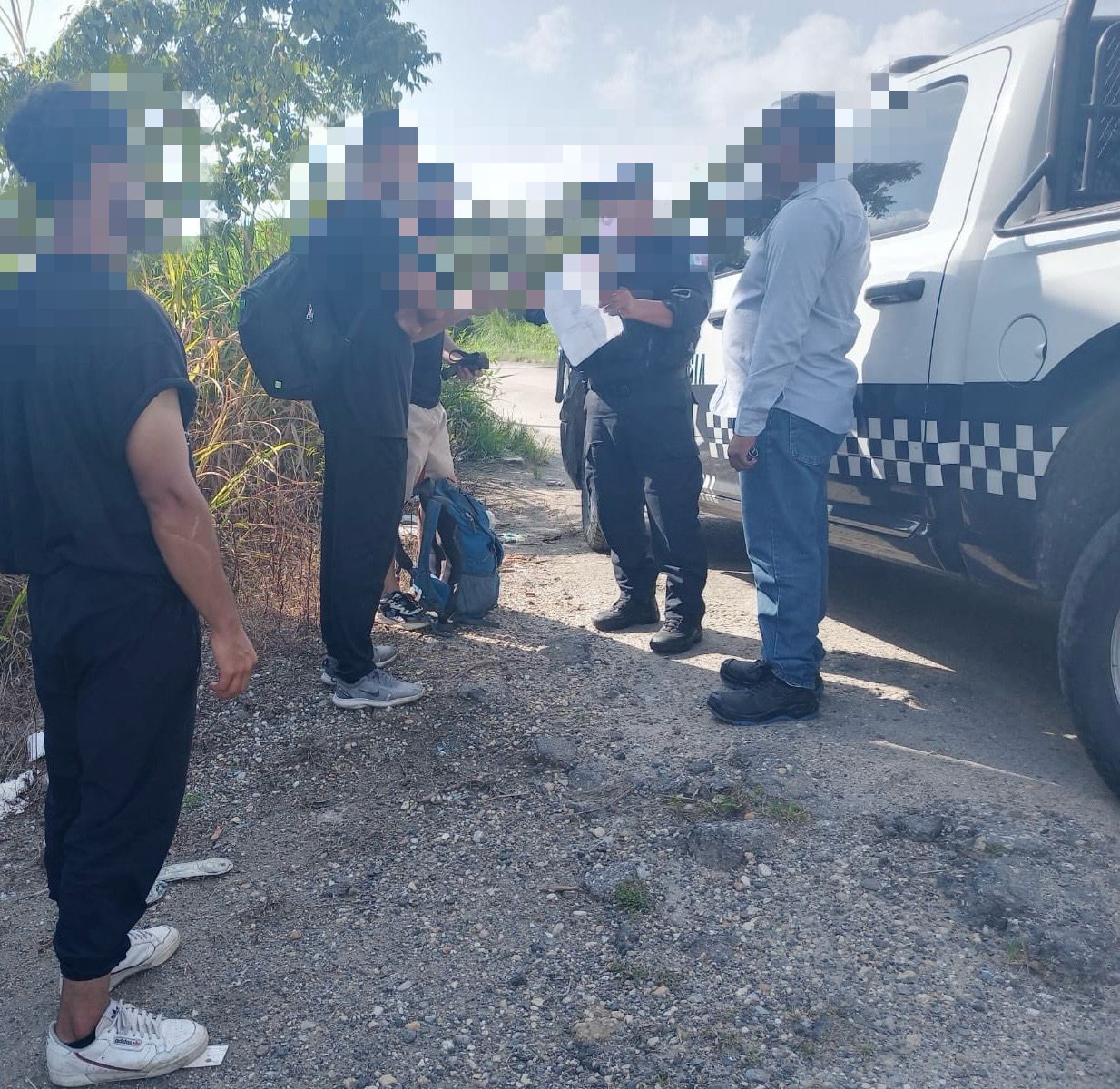 Resguarda Policía Estatal a cinco personas de nacionalidad iraquíes en Ixhuatlán de Sureste