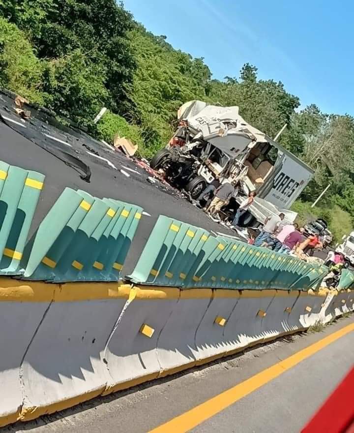 Choca camión de paquetería; un lesionado